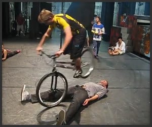 Cirque Bike Stunt