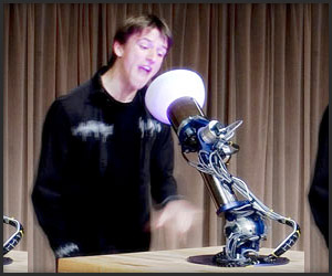 AUR, Robot Lamp & Actor