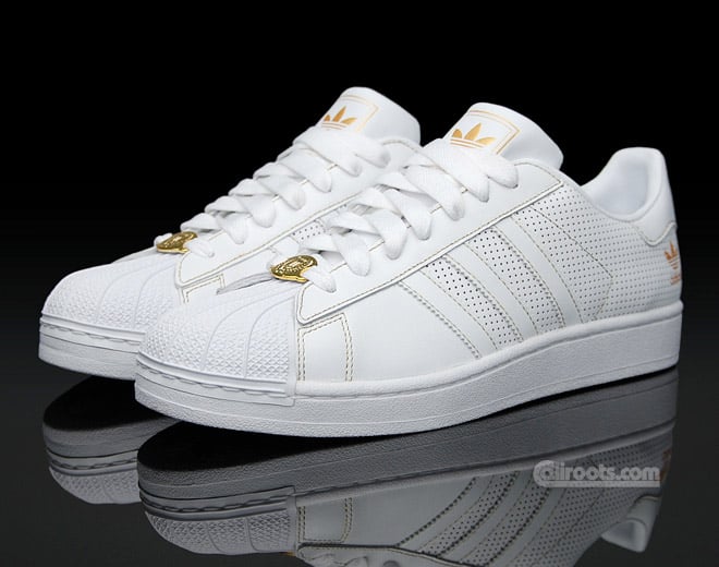 Adidas superstar outlet 2 is white