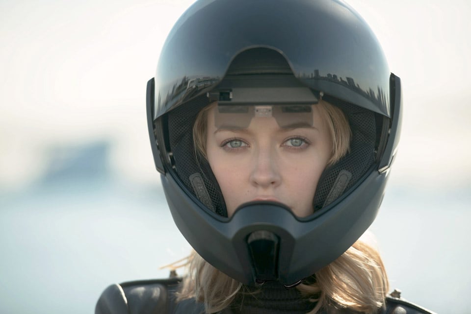 This Motorcycle Helmet Has a Display, Rear Camera, Walkie Talkie & More