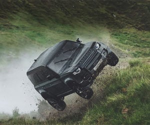 Land Rover Defender x 007