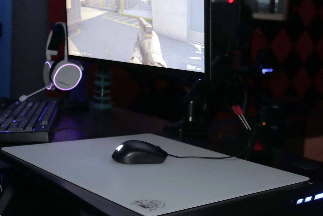 The SkyPAD Glass XL 3.0 Mousepad Is Huge and Crazy Fast