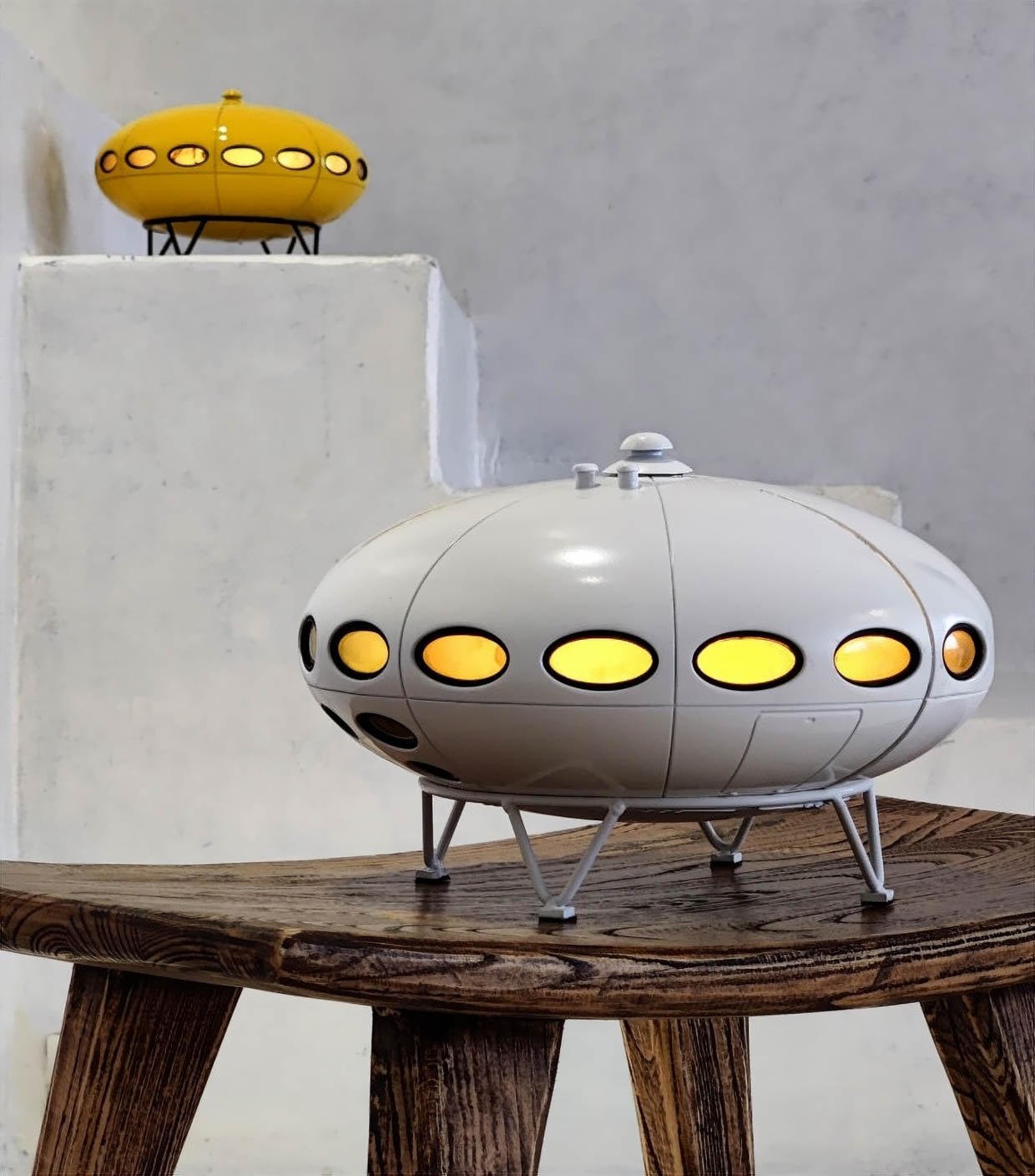 WOLOLOW Futuro House Lamp