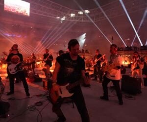 1000 Musicians Play Metallica