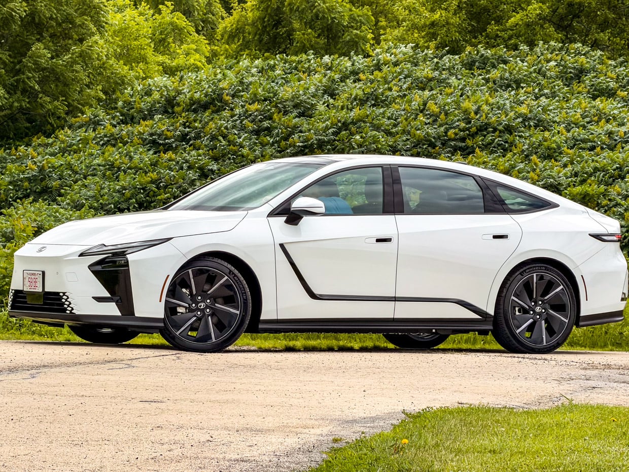 2026 Lexus ES Side View
