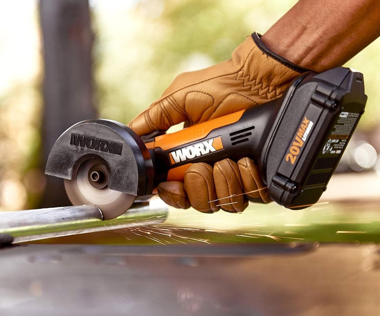Worx WX801L Cordless Mini-Cutter Handles Metal, Tile, and Plastic