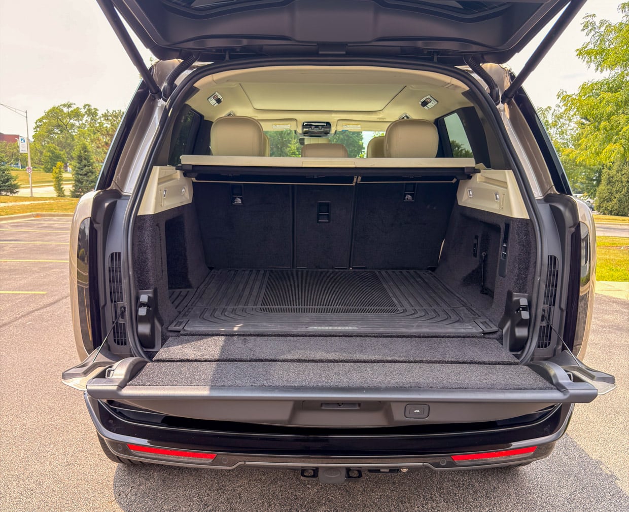 Range Rover L460 P540 Batumi Gold Cargo Area